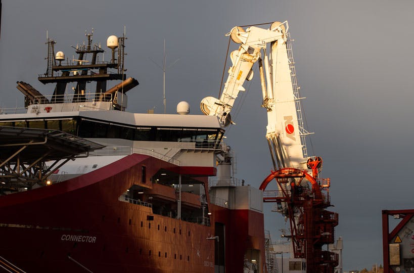 Connector with a white heavy lift crane on a cloudy day