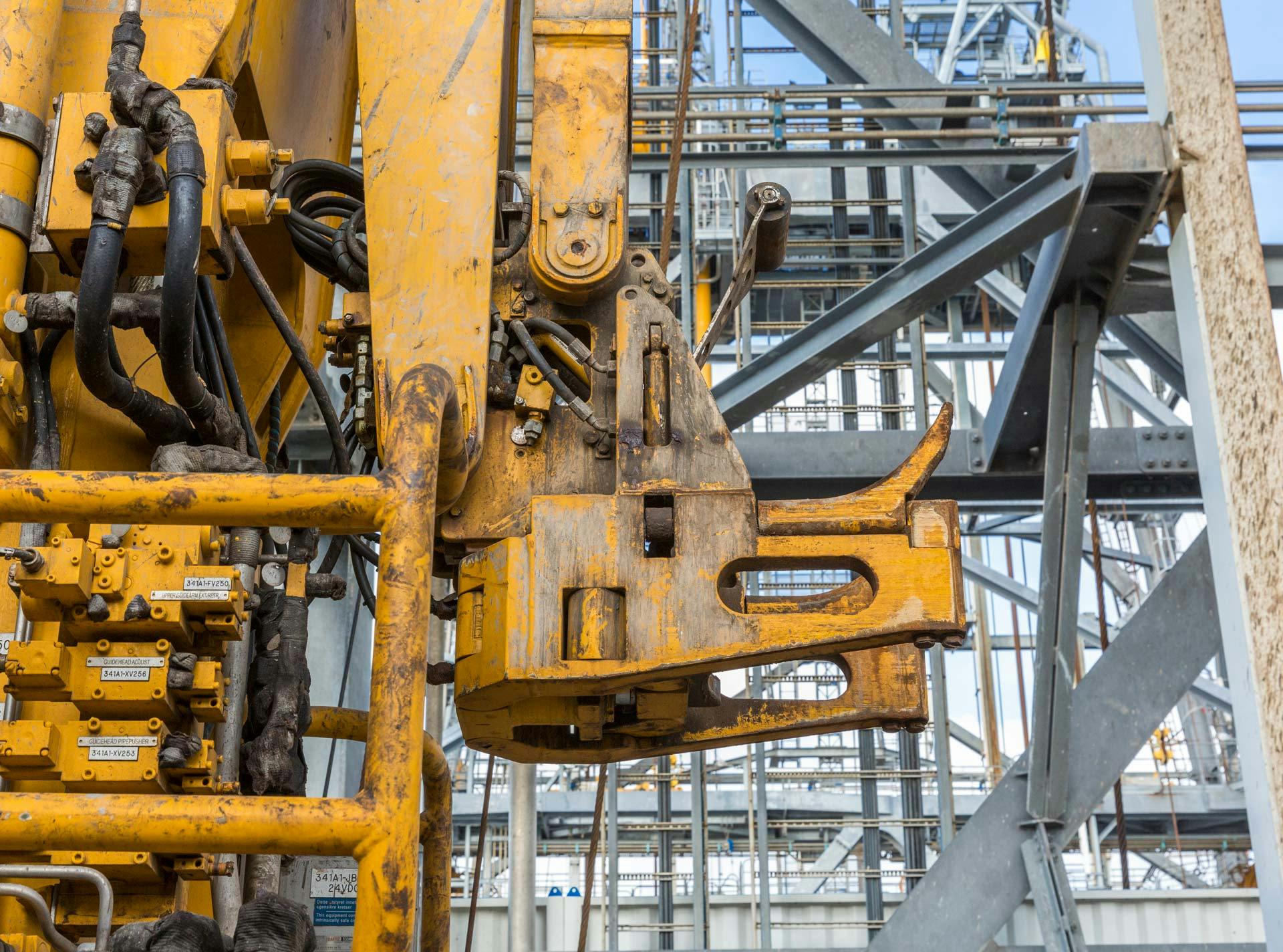 Hydraracker gripper arm on an offshore drilling platform