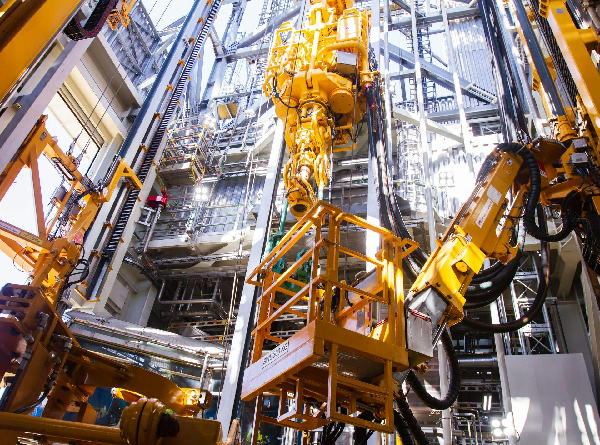 Service Access basket and casting stabbing basket on an offshore drilling platform in the North Sea